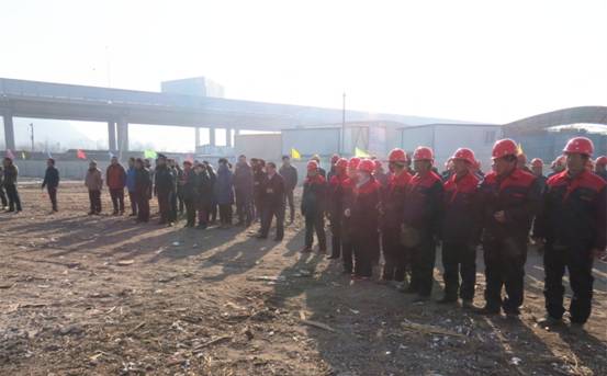 揚(yáng)鞭策馬喜圓發(fā)展夢，萬眾一心共筑新長城