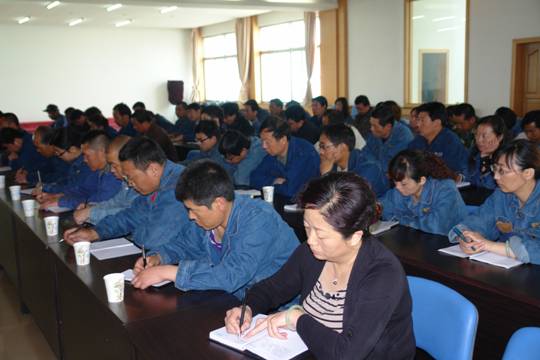 青海物產(chǎn)工業(yè)投資有限公司、青海長(zhǎng)春炭素有限公司召開貫徹省第十二次黨代會(huì)精神學(xué)習(xí)傳